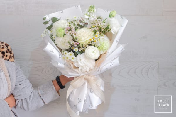 ช่อกุหลาบ Mondial 1 ดอกแซมด้วยดอก Ranunculus Daisy และ Wax