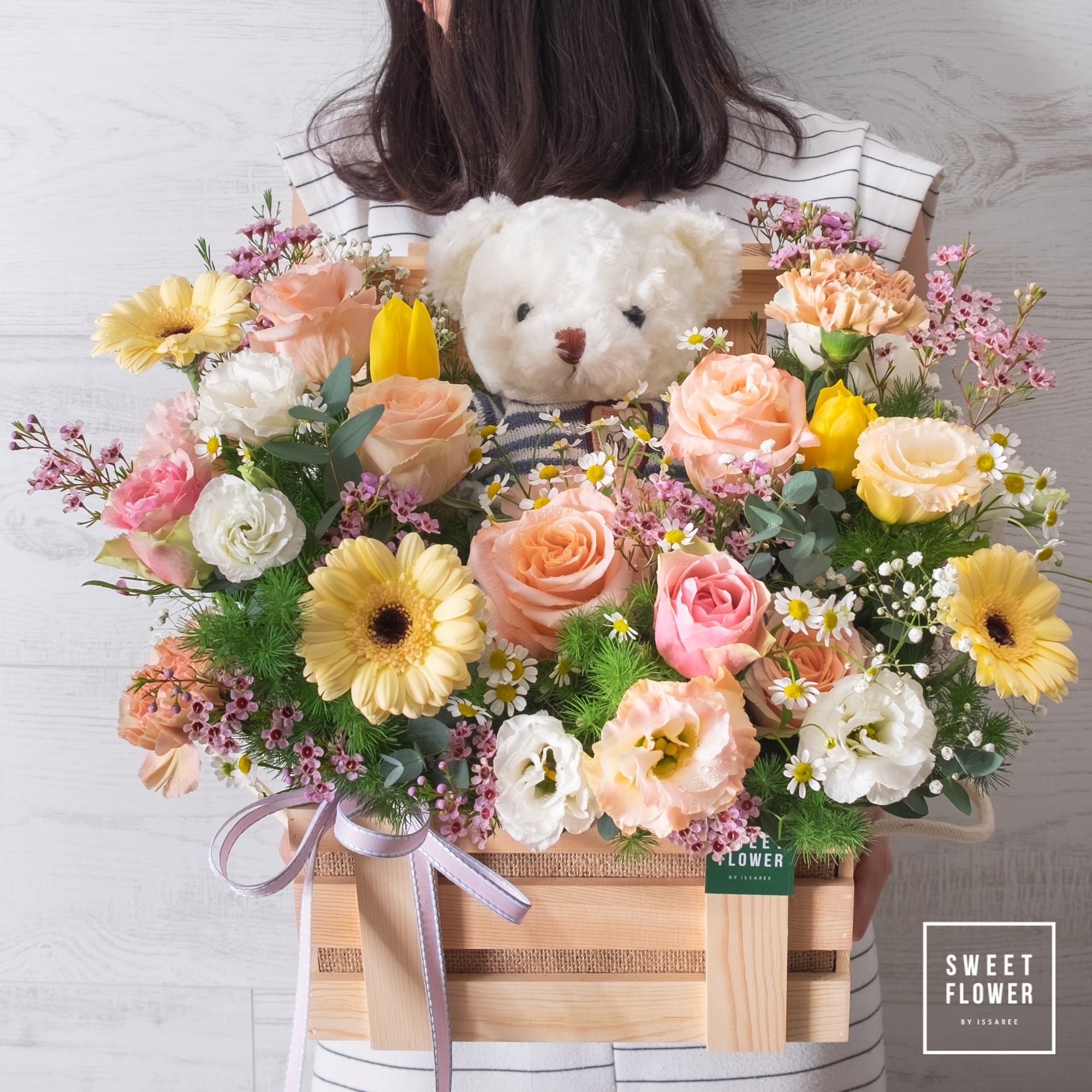กล่องดอกไม้และตุ๊กตาหมี
