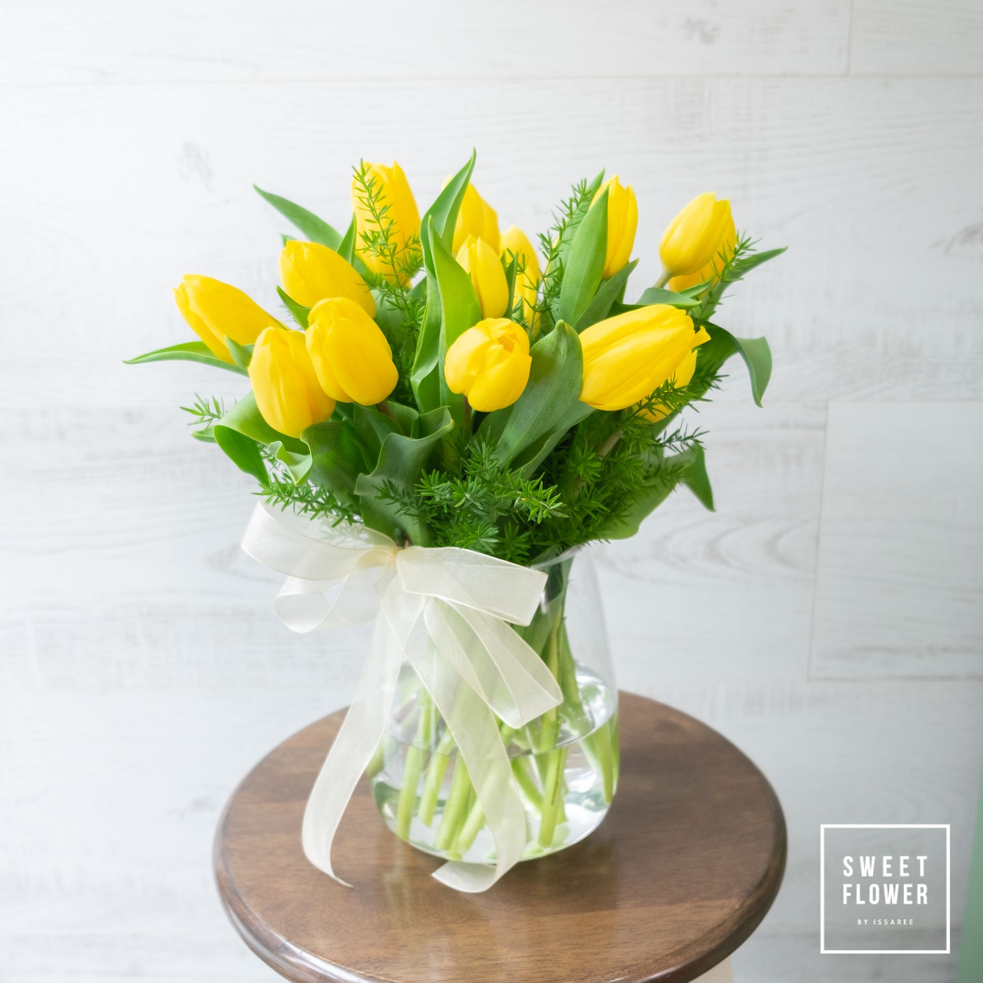 DIY จัดแจกันดอกไม้ ด้วยดอกทิวลิปสีเหลือง
